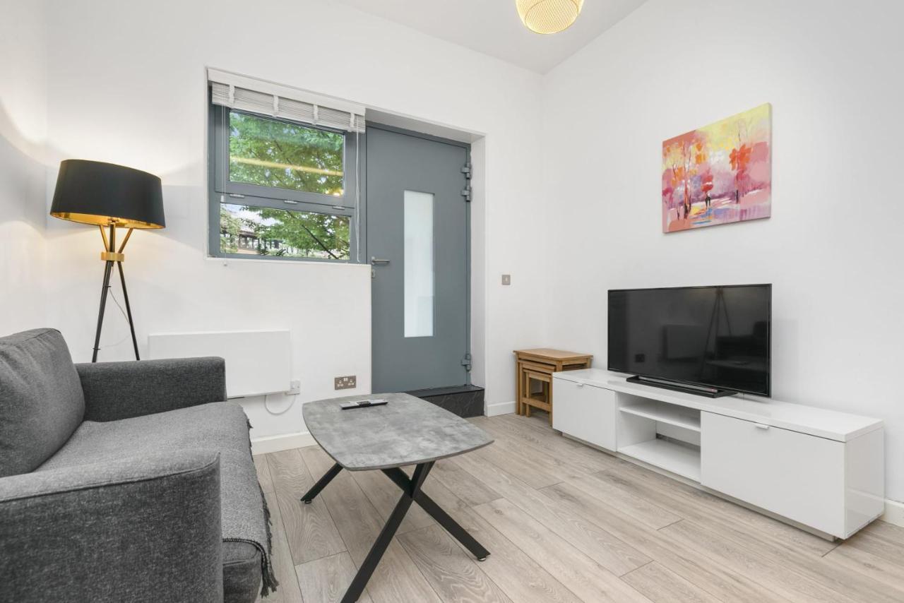 Modern 1 Bedroom Apartment In Central Уокинг Экстерьер фото