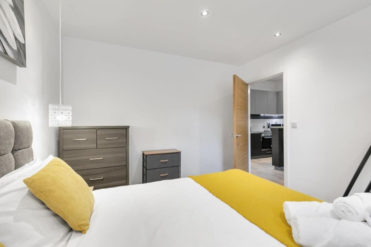 Modern 1 Bedroom Apartment In Central Уокинг Экстерьер фото