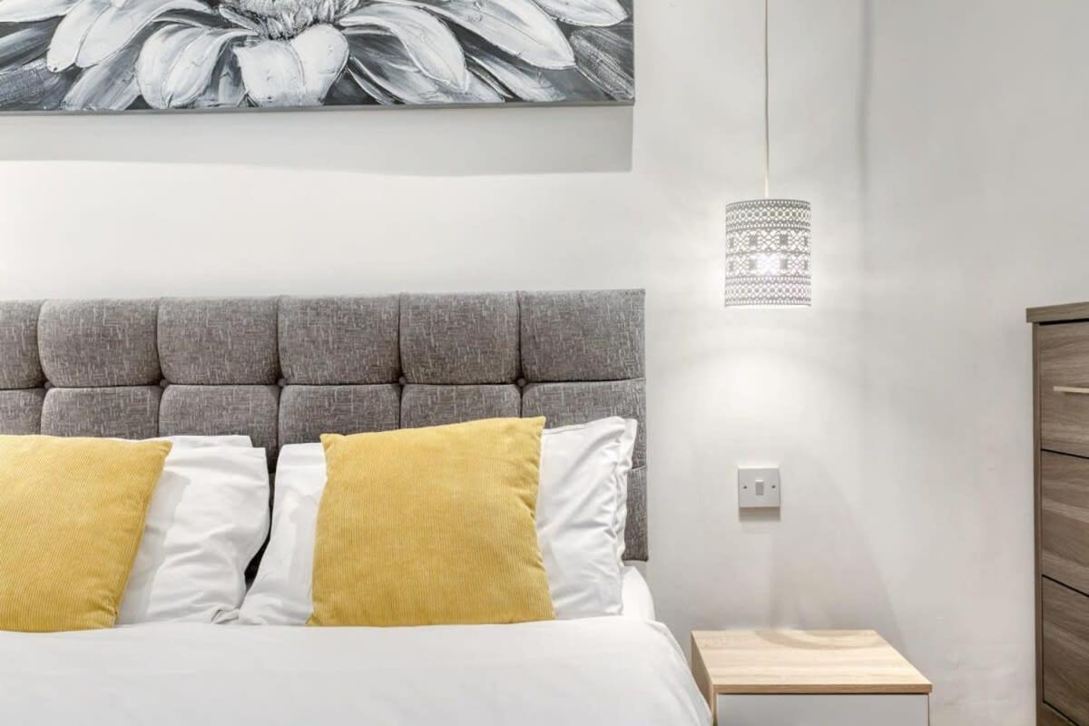 Modern 1 Bedroom Apartment In Central Уокинг Экстерьер фото