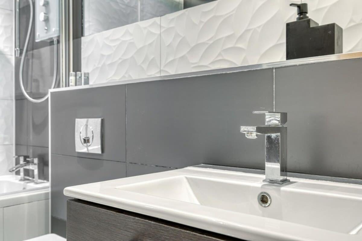 Modern 1 Bedroom Apartment In Central Уокинг Экстерьер фото