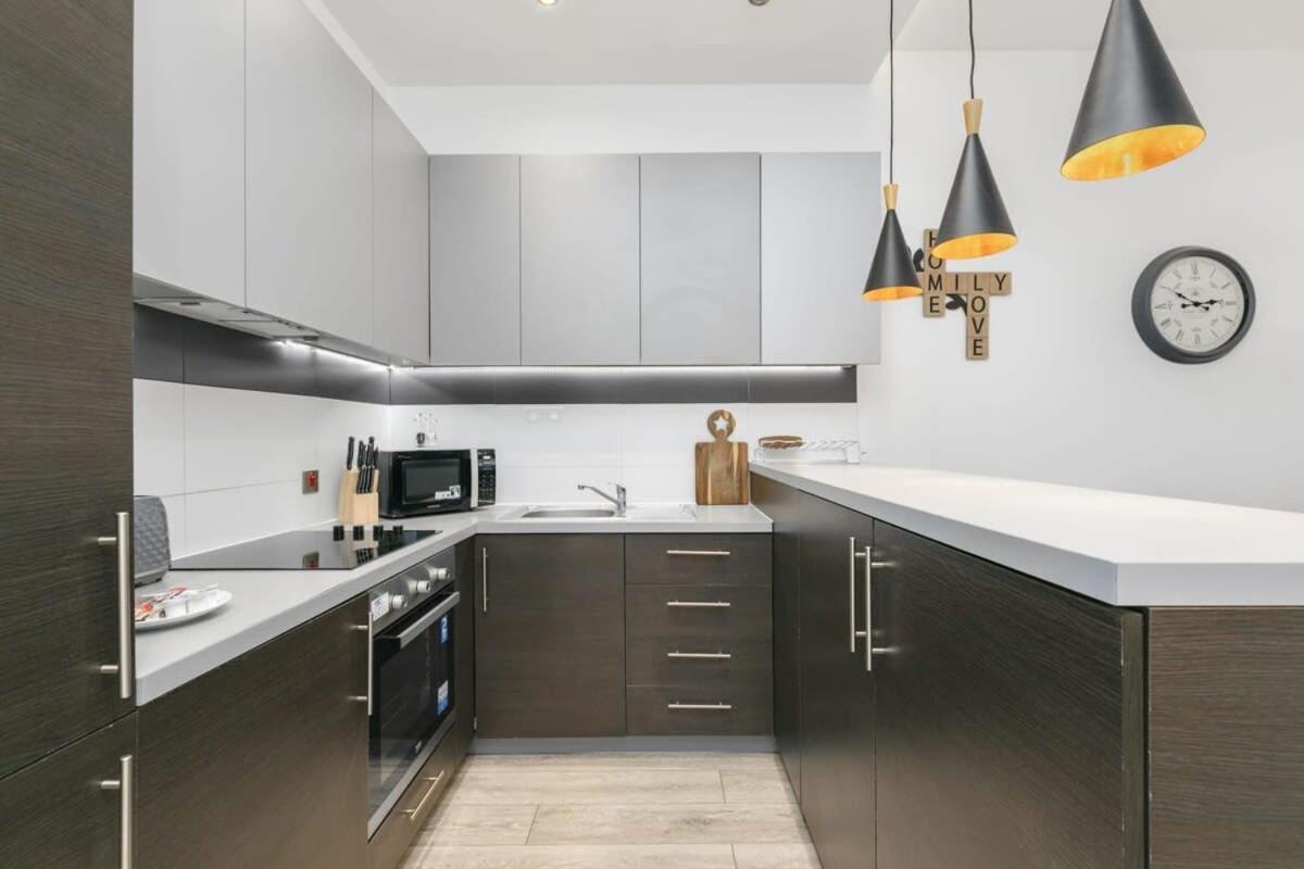 Modern 1 Bedroom Apartment In Central Уокинг Экстерьер фото