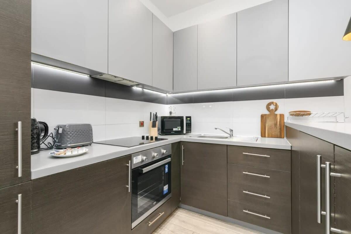 Modern 1 Bedroom Apartment In Central Уокинг Экстерьер фото