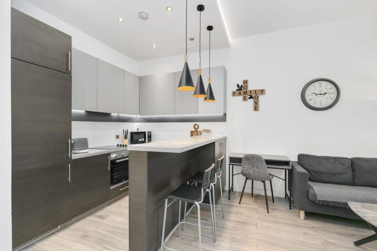 Modern 1 Bedroom Apartment In Central Уокинг Экстерьер фото