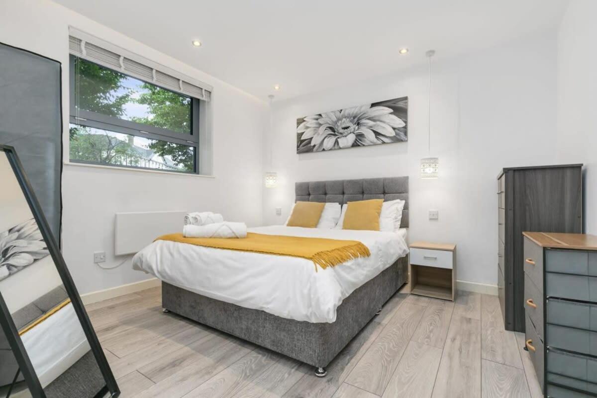 Modern 1 Bedroom Apartment In Central Уокинг Экстерьер фото