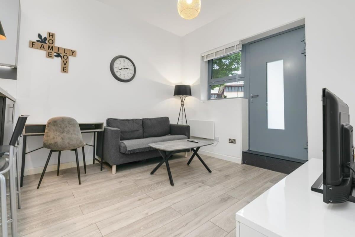 Modern 1 Bedroom Apartment In Central Уокинг Экстерьер фото